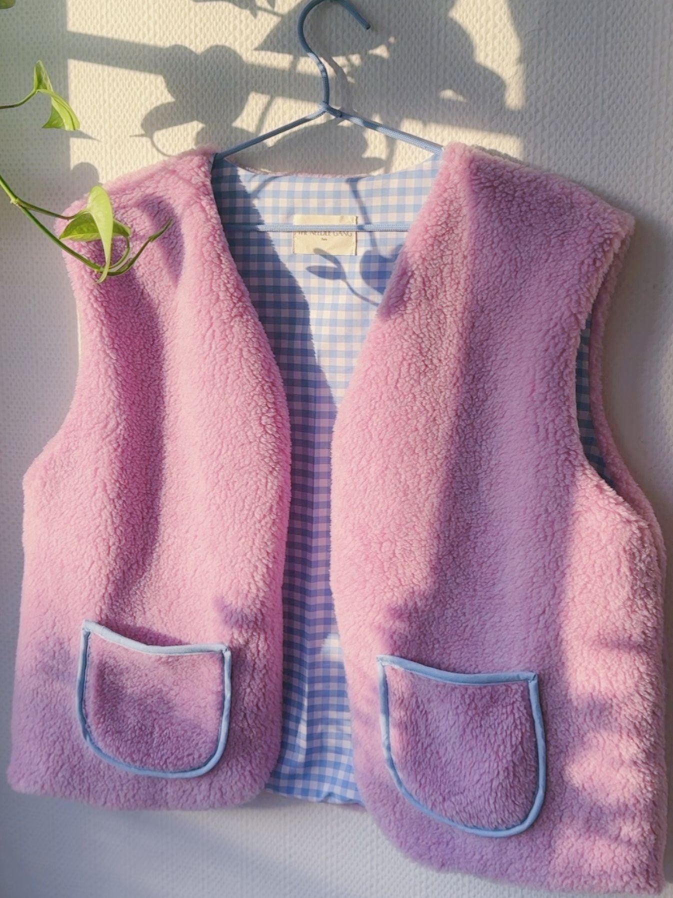 Le gilet réversible - sherpa mauve et doublure vichy - PRE-COMMANDE