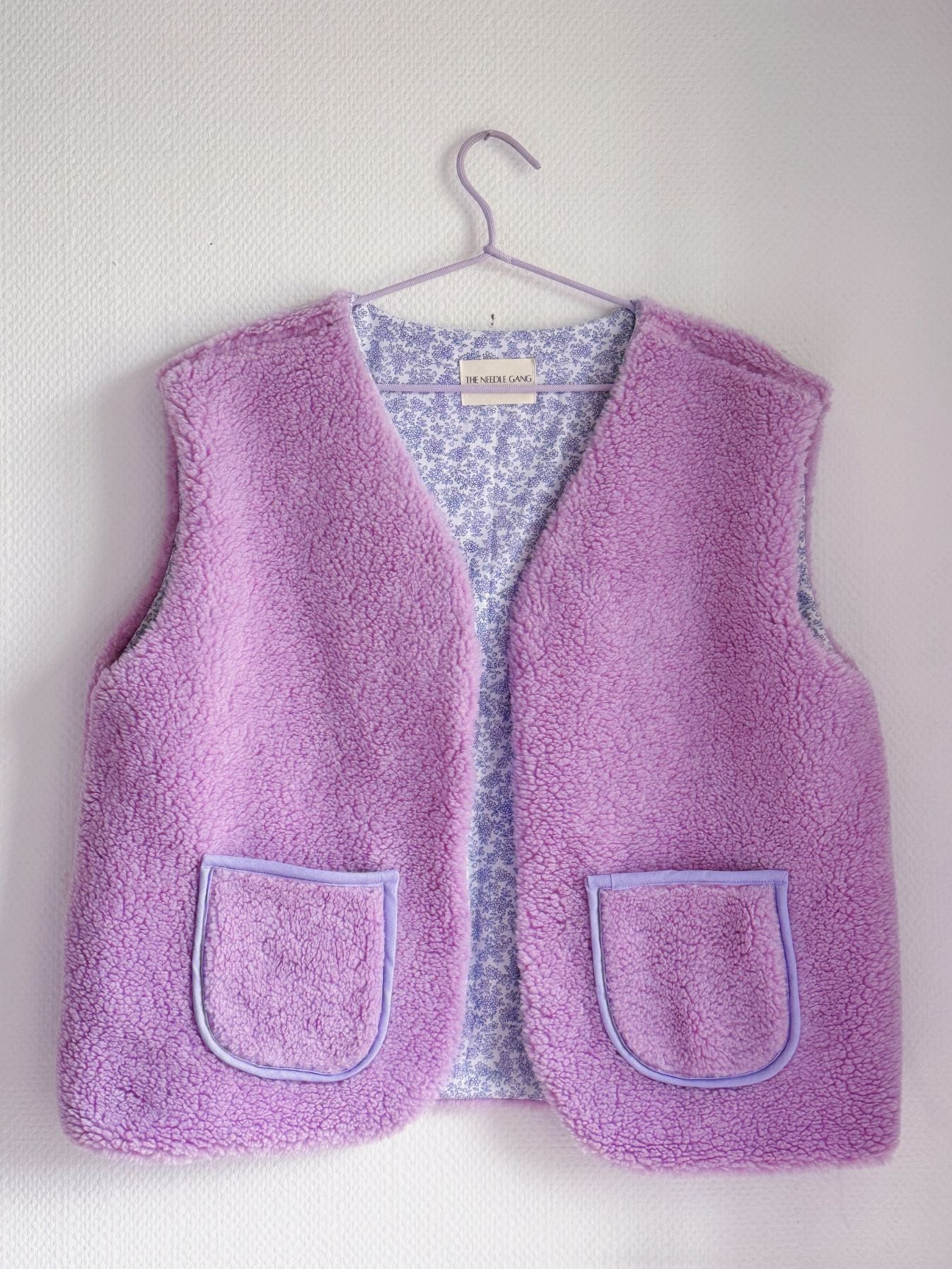 Le gilet réversible - sherpa mauve et doublure à fleurs - PRE-COMMANDE