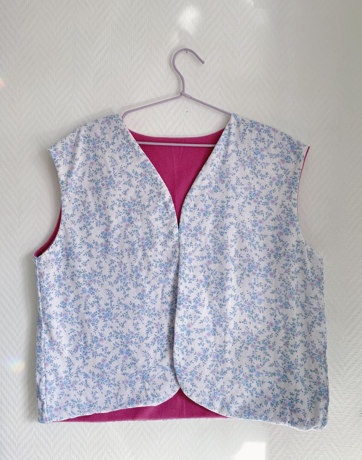 Le gilet réversible - polaire magenta et doublure à fleurs - Taille 2